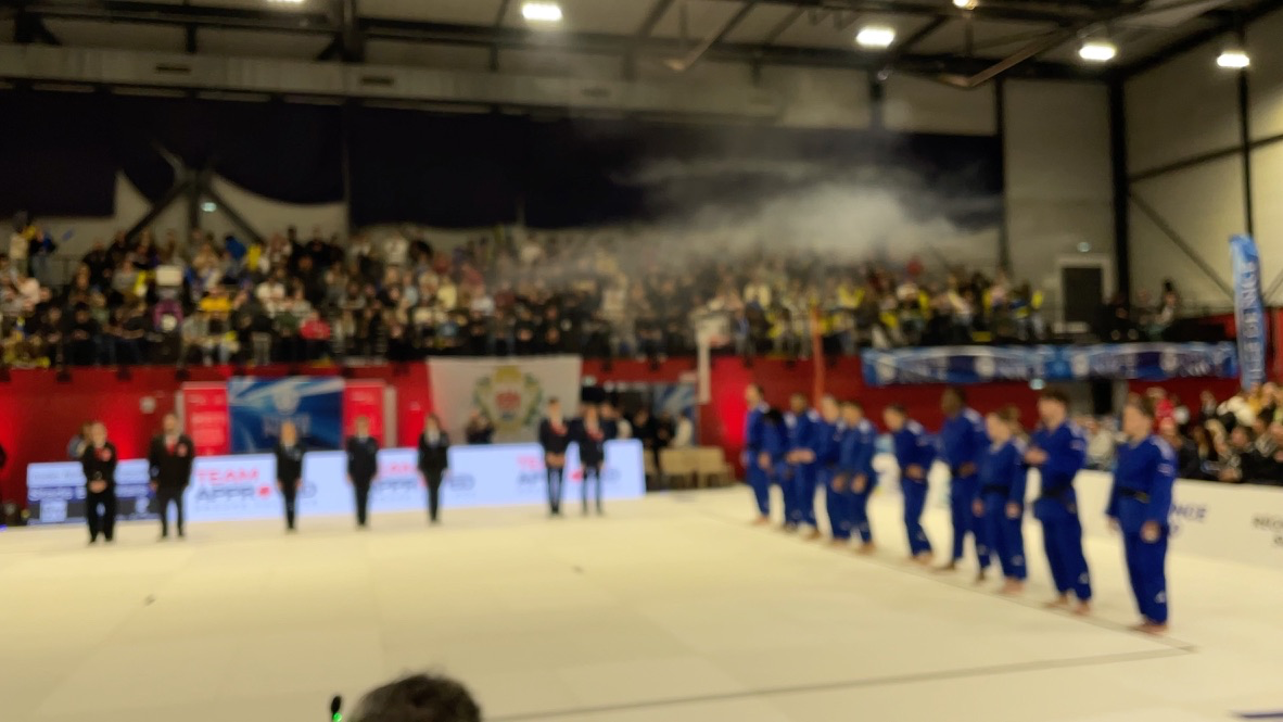 Jour de match aux Arboras : tribunes pleines et équipe alignée sur le tatami